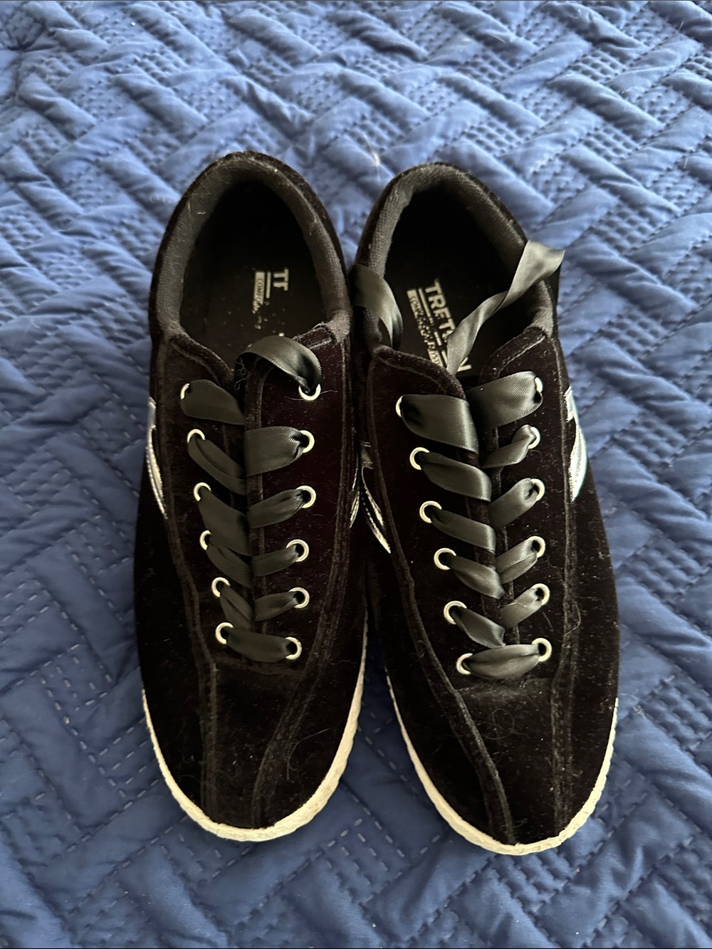 Tretorn Black Velvet women’s Low-Top Sneakers , excellent condition